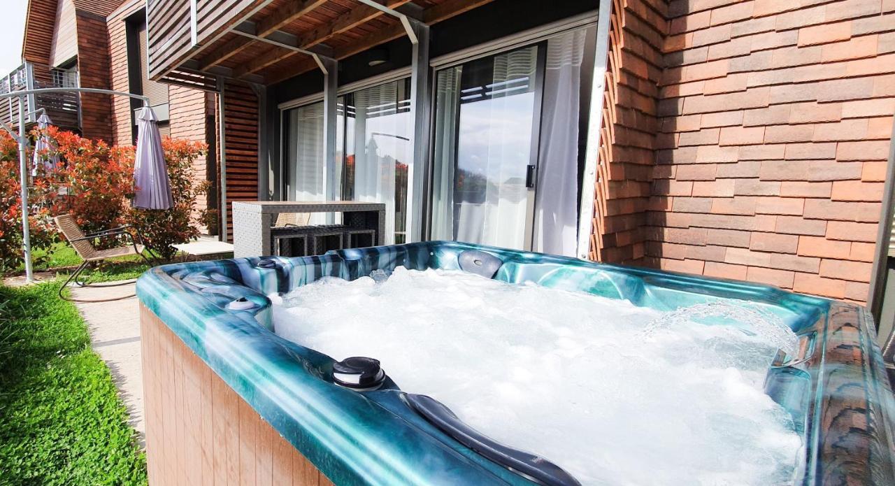 Appartamento Plein Soleil avec Jacuzzi Privatif et parking privé Sarlat Esterno foto