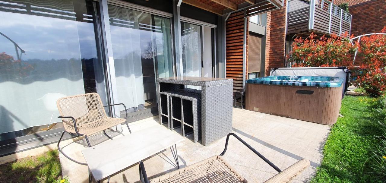 Appartamento Plein Soleil avec Jacuzzi Privatif et parking privé Sarlat Esterno foto