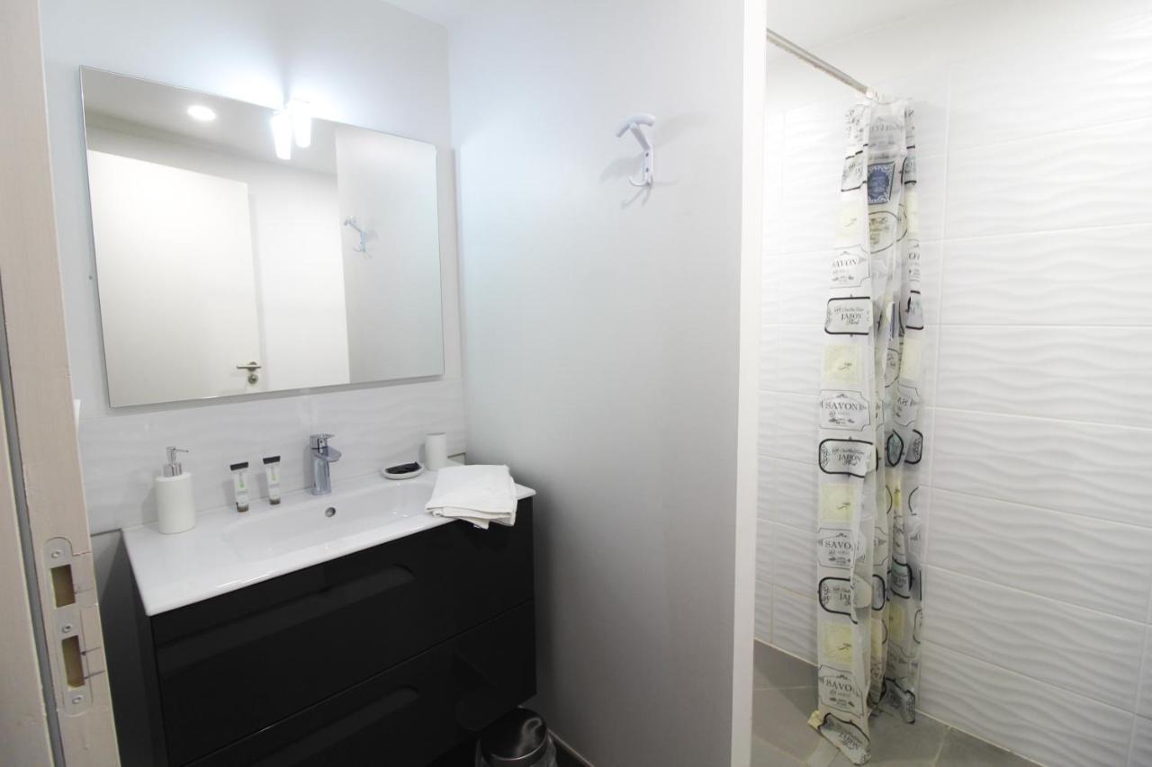 Appartamento Plein Soleil avec Jacuzzi Privatif et parking privé Sarlat Esterno foto